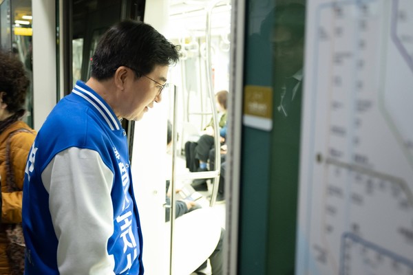 ▲김동연 더불어민주당 경기도지사 경선 후보가 31일 김포골드라인을 탑승하고 있다. 사진=달달캠프