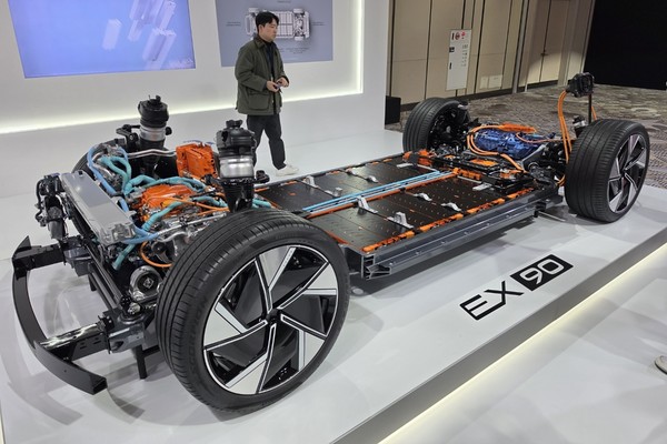 ▲EX90에는 자체 개발한 배터리 관리 소프트웨어를 사용하는 800V 배터리 시스템이 적용됐다. 사진=임규도 기자