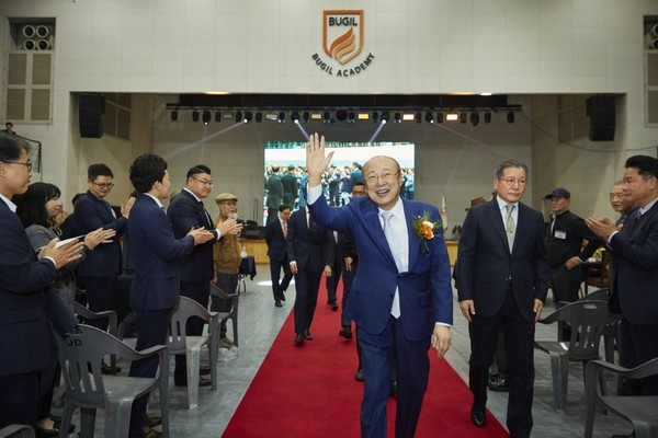 ▲지난 4일 김승연 한화그룹 회장이 충남 천안 북일고에서 열린 개교 50주년 기념 행사에 참석하고 있다.