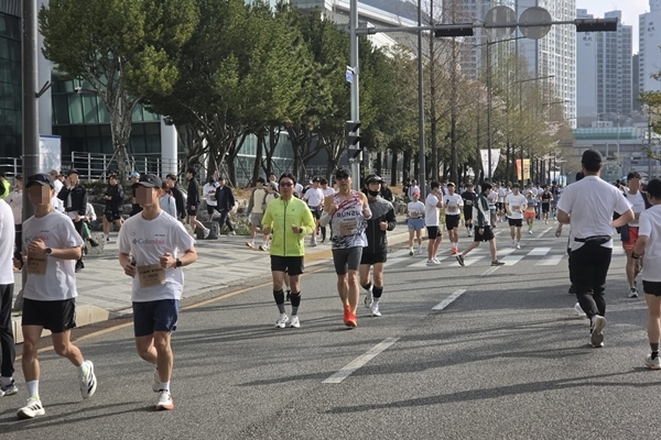 ▲출발 한 시간 전인 오전 8시부터 참가자들이 가볍게 몸을 푸는 스트레칭과 짧은 워밍업 러닝 등을 하며 각자의 방식으로 출발을 준비하는 모습. 사진=임규도 기자​