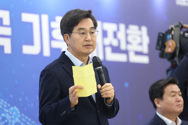 ▲김동연 경기도지사가 3월16일 시흥시 근로자종합복지관에서 타운홀 미팅을 열고 기후정책에 대해 발언하고 있다. 사진=경기도