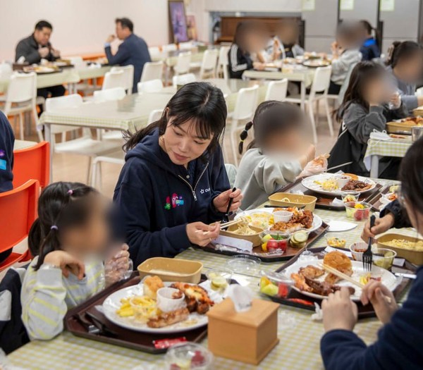 ▲임직원 봉사단이 아이들과 이야기를 나누고 있다.