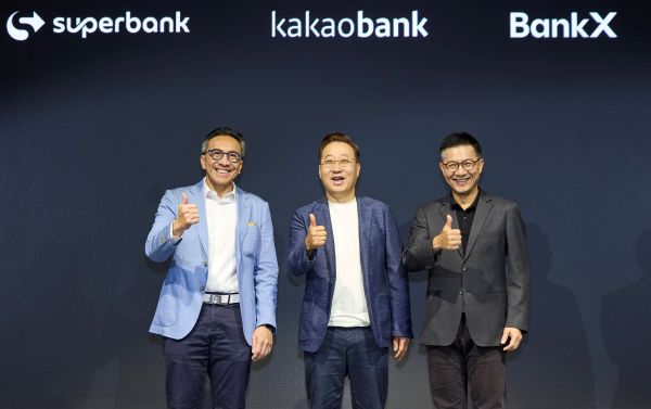 ▲ 카카오뱅크 윤호영 대표(가운데)가 8일 서울시 영등포구에서 열린 '2026 카카오뱅크 프레스톡'에서 슈퍼뱅크 티고르 M. 시아한 대표(Tigor M.Siahaan, 왼쪽), 뱅크X 뿐나맛 위찟끌루왕싸 대표 (Punnamas Vichitkulwongsa, 오른쪽)와 함께 기념 촬영을 하고 있다.