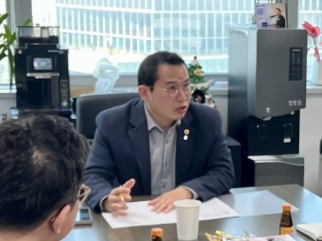 ▲이오수 경기도의원이 8일 광교개발이익금 집행 기준 마련을 위해 열린 3차 간담회에서 발언하고 있다.