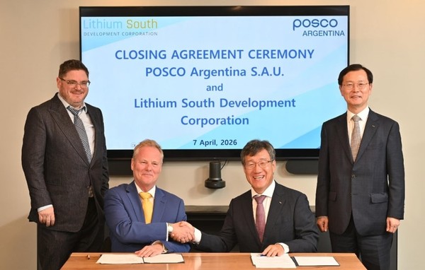▲왼쪽부터 크리스토퍼 체리 리튬 사우스 CFO, 에이드리안 홉커크 리튬 사우스 CEO, 박현 포스코아르헨티나 법인장, 이주태 포스코홀딩스 대표