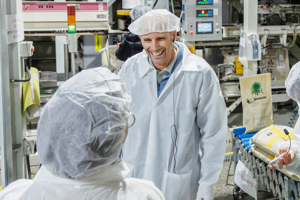 ▲해롤드 로저스 쿠팡 임시대표가 8일 청주시에 있는 한 곡류 가공업체를 방문했다. 사진=쿠팡