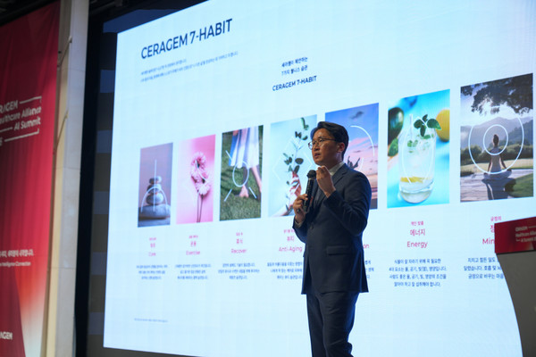 ▲지난 9일 서울 강남구 논현로에 위치한 엘리에나 호텔에서 열린 ‘헬스케어 얼라이언스 AI 서밋’에서 이경수 세라젬 대표가 ‘AI 웰니스 홈’ 비전을 설명하고 있다.