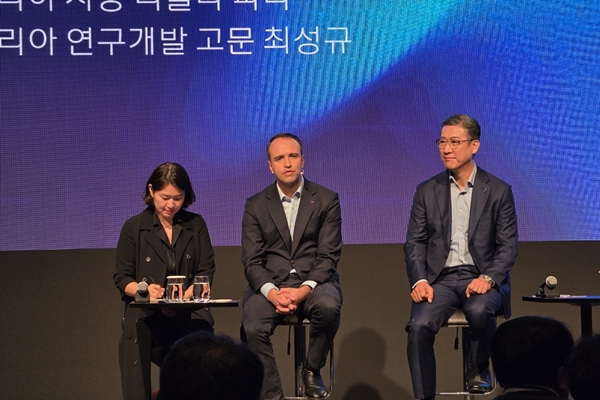 ▲(왼쪽 두 번째)니콜라 파리 르노코리아 사장, 최성규 르노코리아 연구개발 고문이 질의 응답하고 있다. 사진=임규도 기자