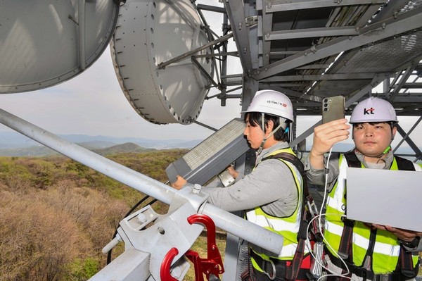 ▲KT 직원들이 산불조심기간 긴급복구훈련을 실시하는 모습