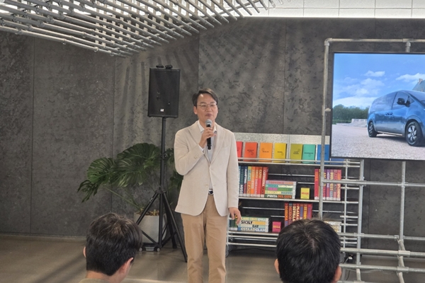 ▲이철민 현대차 국내마케팅실장 상무가 지난 21일 현대 모터스튜디오 서울에서 열린 더 뉴 스타리아 리무진 미디어 행사에서 ‘스타리아 리무진’에 대해 설명하고 있다. 사진=임규도 기자