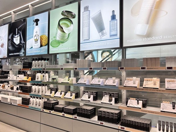 ▲3층 '무신사 스탠다드 뷰티' 매대. 사진=이예원 기자
