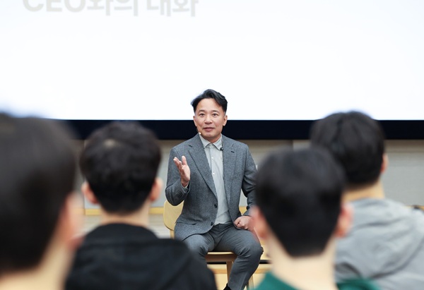 ▲김택진 대표가 CEO와의 대화 행사에서 발언 중이다/사진=엔씨 제공