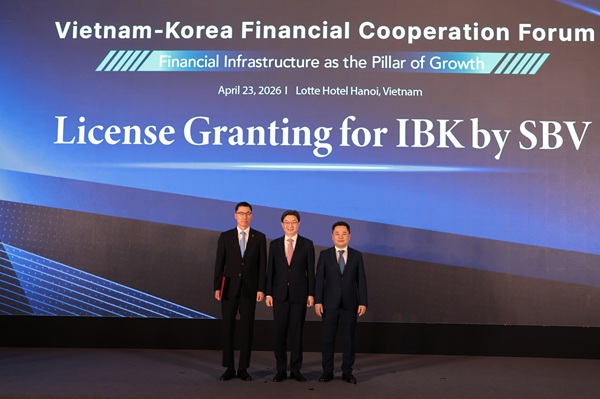 ▲ 지난 23일 베트남 하노이에서 열린 한‧베 금융협력포럼에서 (왼쪽부터) 장민영 기업은행장, 이억원 금융위원장, 응우옌 응옥 칸 베트남 중앙은행 부총재가 기념촬영을 하고 있는 모습