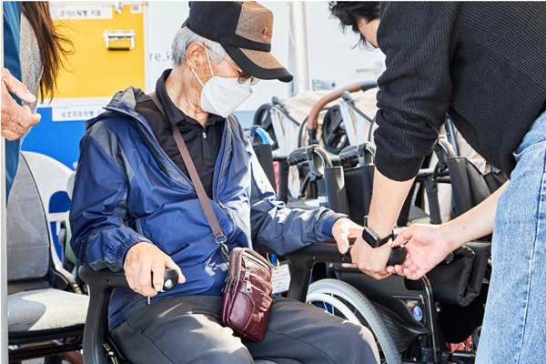 ▲휠셰어 이용자가 전동화 키트 조작 방법과 안전 수칙에 대한 안내를 받고 있는 모습.
