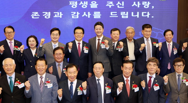 ▲김동연 경기도지사(왼쪽 위에서부터 세 번째), 김진경 경기도의회 의장(왼쪽 위에서부터 다섯 번째) 사진=경기도 