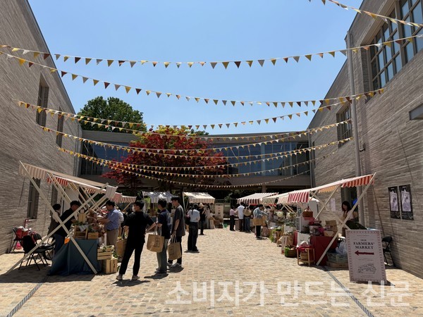 ▲경기 이천 시몬스 테라스 중정에 마련된 ‘2026 파머스 마켓’ 행사장 전경. 사진=이설희 기자