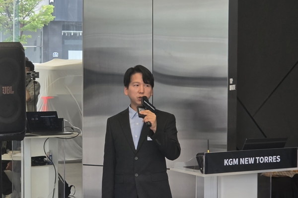 ▲문익환 KG모빌리티(이하 KGM) 상품전략실 책임이 지난 19일 KG모빌리티 익스피리언스 일산점에서 열린 뉴 토레스 미디어 프리뷰에서 뉴 토레스를 설명하고 있다. 사진=임규도 기자