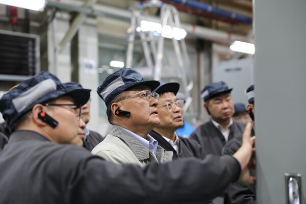 ▲구자균 LS일렉트릭 회장이 청주사업장을 방문해 배전반 제품을 직접 살펴 보는 모습