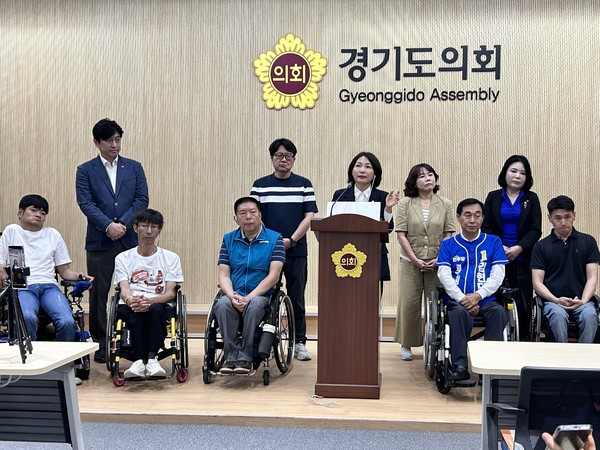 ▲더불어민주당 추미애 경기도지사 후보 선거대책위원회에서 사회적약자동행위원장을 맡은 서미화 의원이 28일 경기도의회에서 장애인 공약을 발표하고 있다. 사진=이예원 기자 