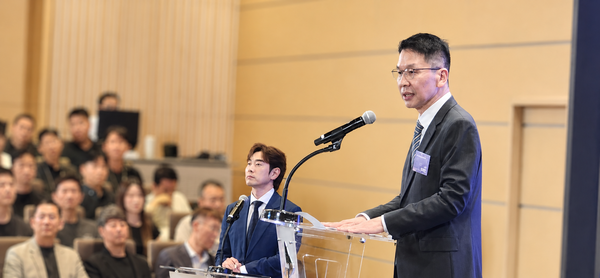 ▲최창원 SK수펙스추구협의회 의장이 2일 서울 중구 SK텔레콤 T타워에서 열린 'SK-1·2·3차 협력사 간 상생 협약' 체결식에서 환영사를 하고 있다. 사진=이범희 기자