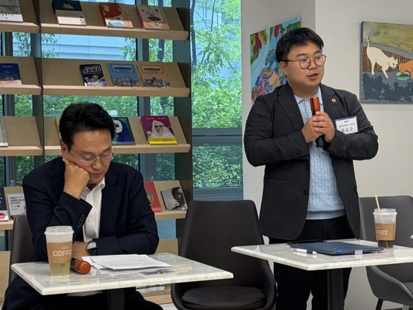 ▲왼쪽부터 안민석 경기도교육감, 유호준 경기도의원. 사진=경기도의회 
