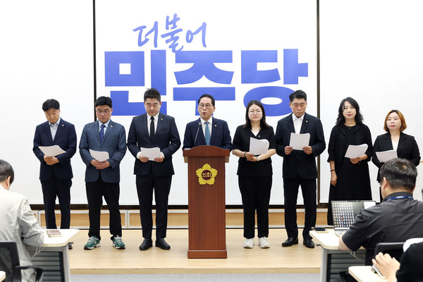 ▲경기도의회 더불어민주당 대표단이 2일 도의회 브리핑룸에서 기자회견을 열었다. 사진=경기도의회 더불어민주당