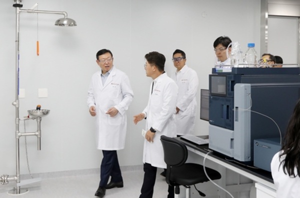 ▲송도 1공장을 점검 중인 신동빈 회장(왼쪽 첫 번째). 사진=롯데지주