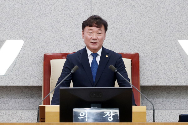 ▲제12대 경기도의회 남종섭 의장이 7일 제392회 임시회 제1차 본회의에서 선출 소감을 발화하고 있다. 사진=경기도의회