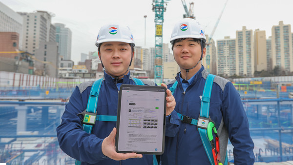 ▲GS건설 현장에서 AI기반 공사 매뉴얼 ‘자이북’을 현장에서 사용하고 있는 직원들. 사진=GS건설