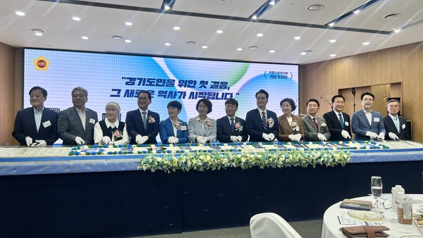 ▲제12대 경기도의회 개원 축하연에서 주요 내외빈이 떡케이크 커팅식을 진행하고 있다. 사진=이예원 기자