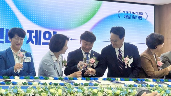 ▲왼쪽부터 고은정 제1부의장, 추미애 지사, 남종섭 의장, 안민석 교육감, 김미숙 제2부의장이 개원 축하연에서 건배를 나누고 있다. 사진=이예원 기자