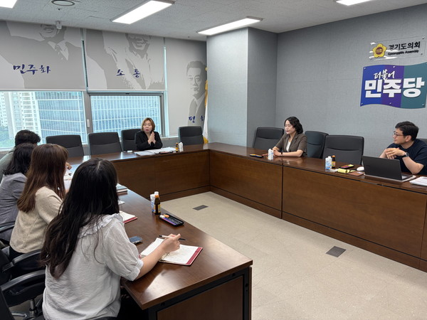 ▲전자영 경기도의원(오른쪽 3번째). 사진=경기도의회