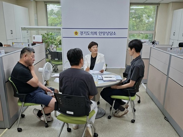 ▲이채명 경기도의원이 15일 안양상담소에서 안양시 관계 부서로부터 사업 추진 현황을 보고 받고 있다. 사진=경기도의회 