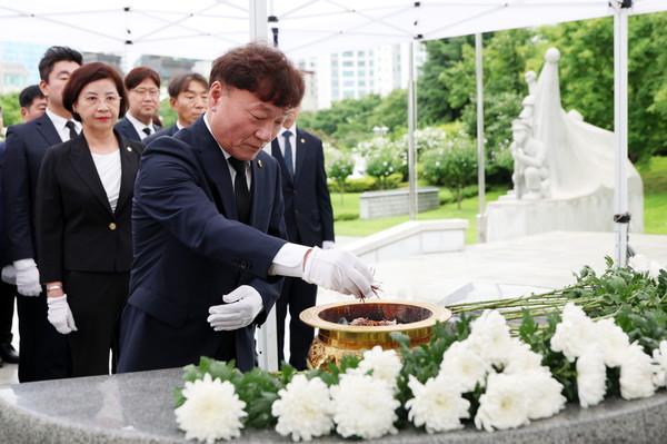 ▲남종섭 의장 등 경기도의회 제12대 전반기 의장단이 20일 수원 현충탑을 참배했다. 사진=경기도의회