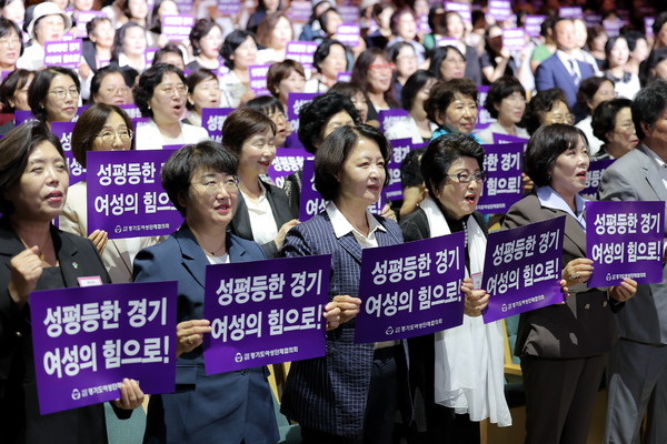 ▲고은정 경기도의회 제1부의장(왼쪽에서 두 번째), 추미애 경기도지사(중앙). 사진=경기도의회 
