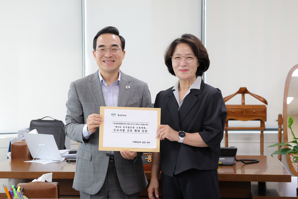 ▲추미애 경기도지사가 24일 박홍근 기획예산처 장관에게 제5차 국가철도망 구축계획 경기남부광역철도 반영 등이 담긴 건의문을 직접 전달했다. 사진=경기도