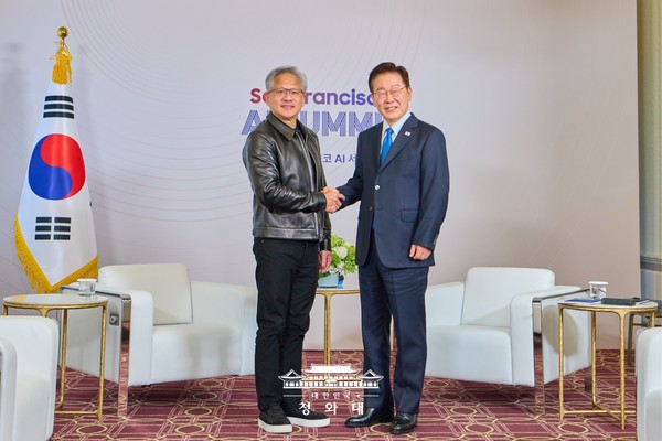 ▲이재명 대통령과 젠슨 황 엔비디아 최고경영자(CEO)가 샌프란시스코 AI 서밋 전 면담을 나눴다. 사진=청와대 