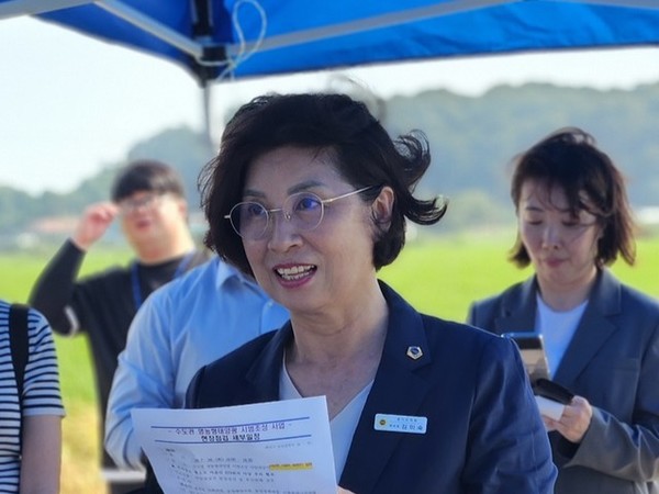 ▲김미숙 제2부의장이 지난 28일 화성 서신면 사곶리 일대 '수도권 영농형 태양광 시범조성 사업' 대상지를 방문했다. 사진=경기도의회 